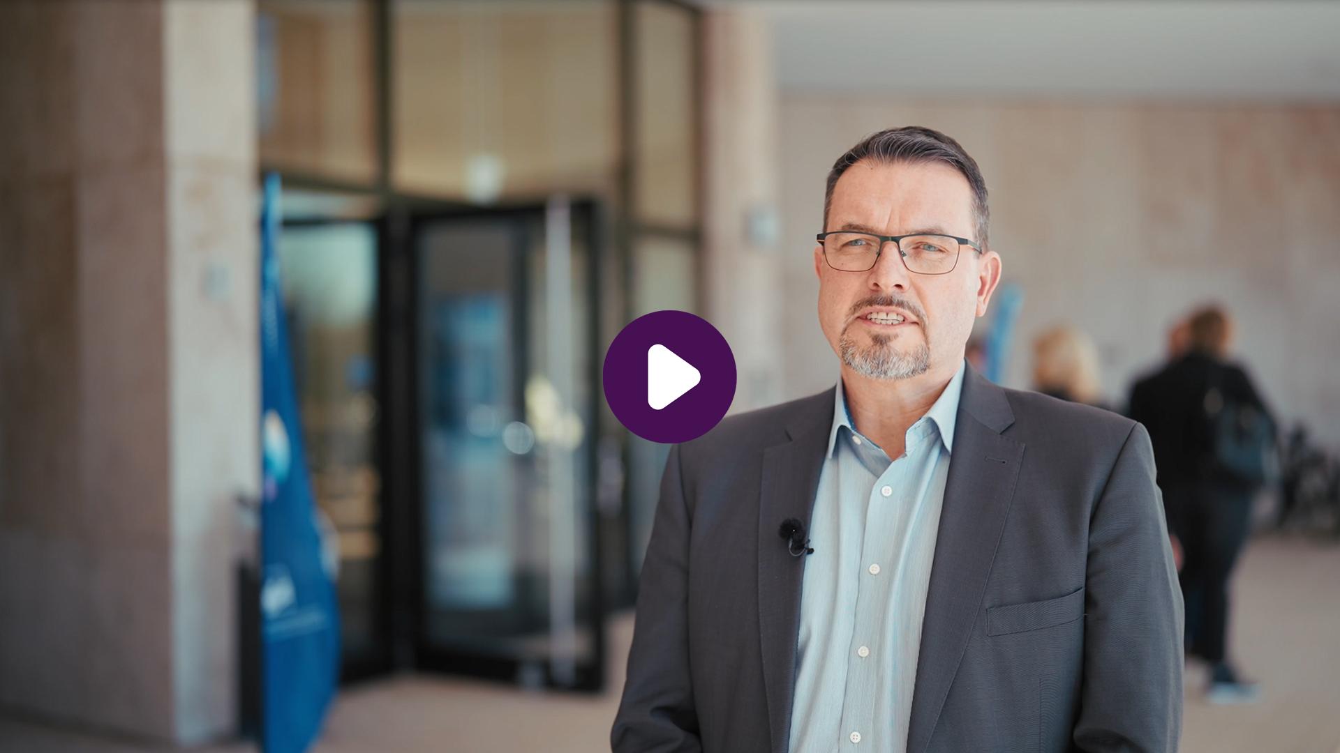 Lutz Aulich im Interview vor der IHK zu Schwerin