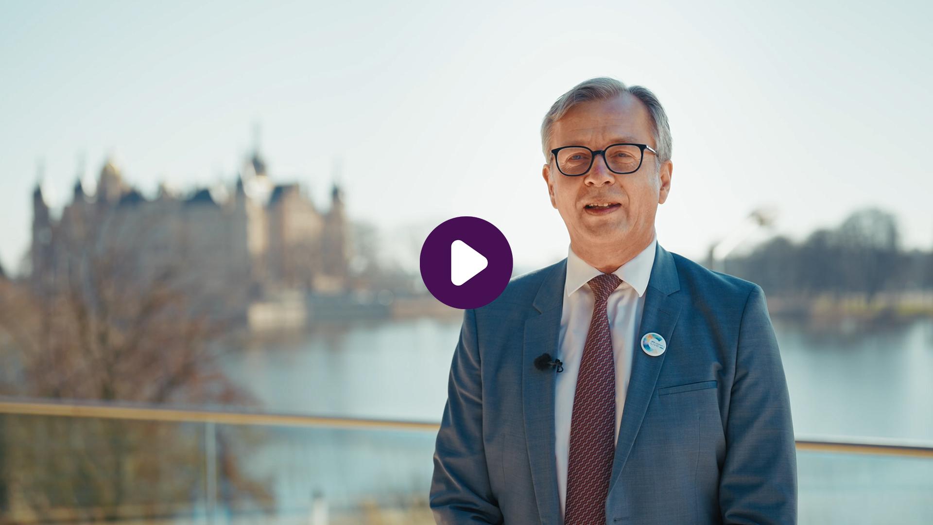Finanzminister Dr. Heiko Geue im Interview auf der Dachterrasse der IHK zu Schwerin