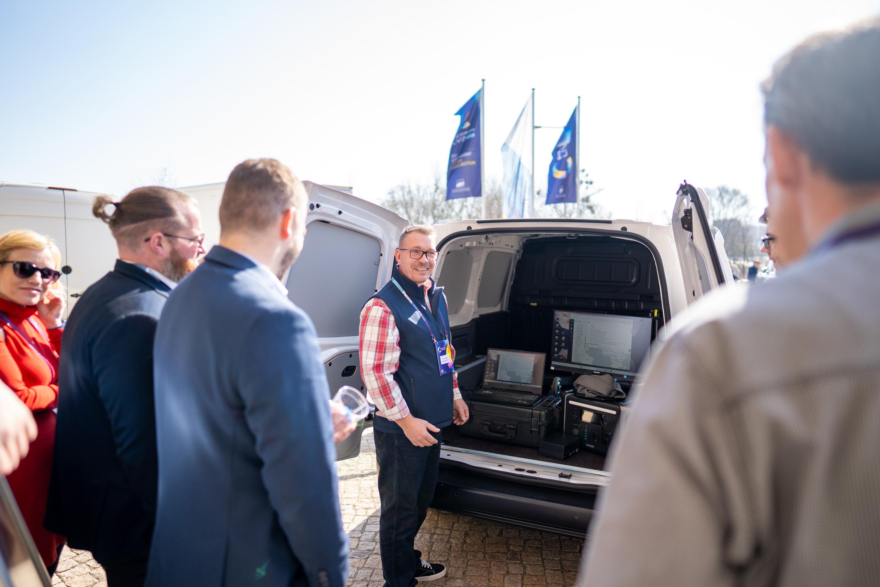 Offenes Auto, Car Forensik wird den Teilnehmern präsentiert.