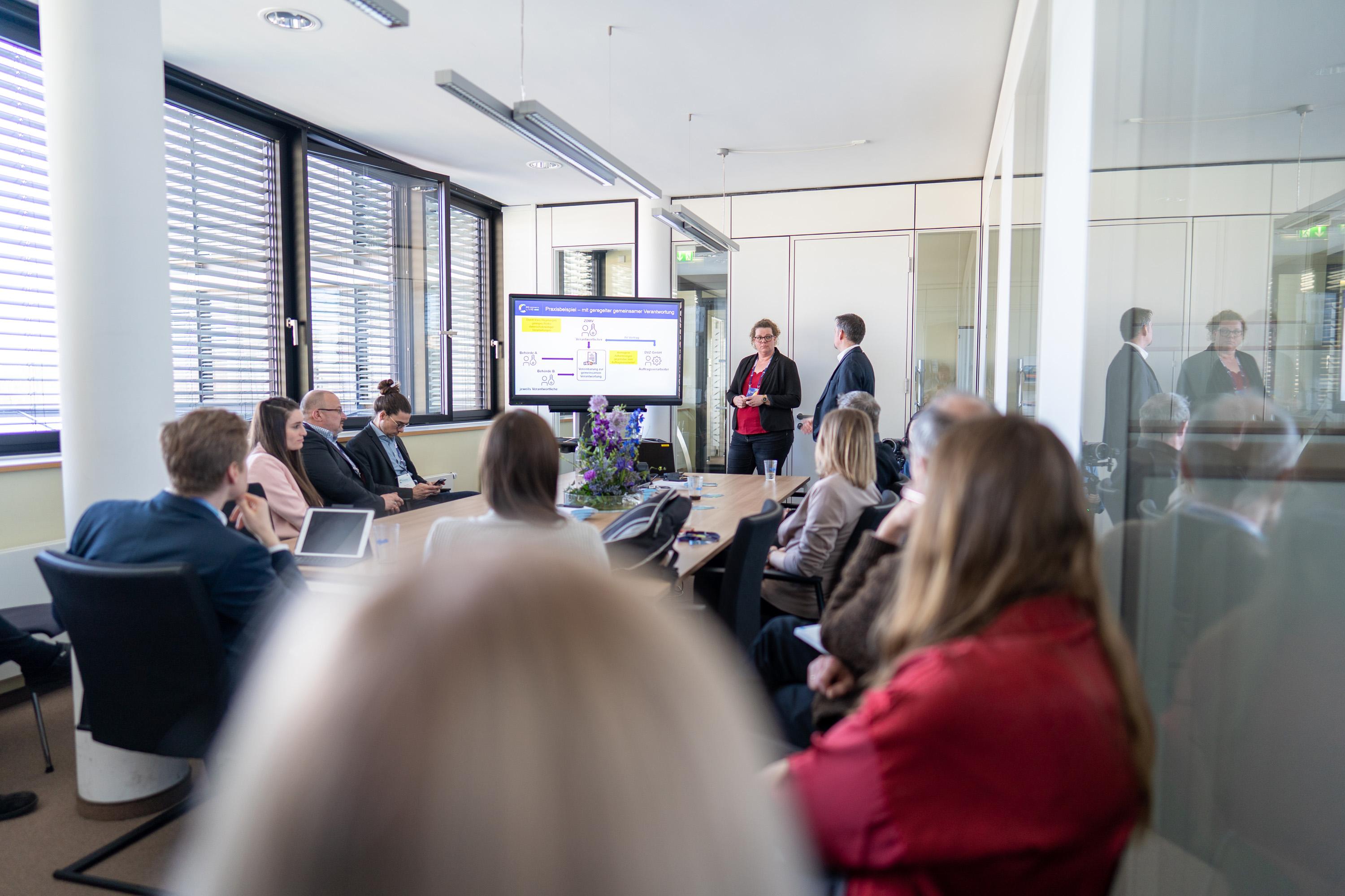 Teilnehmende und Vortragende im Workshop-Raum