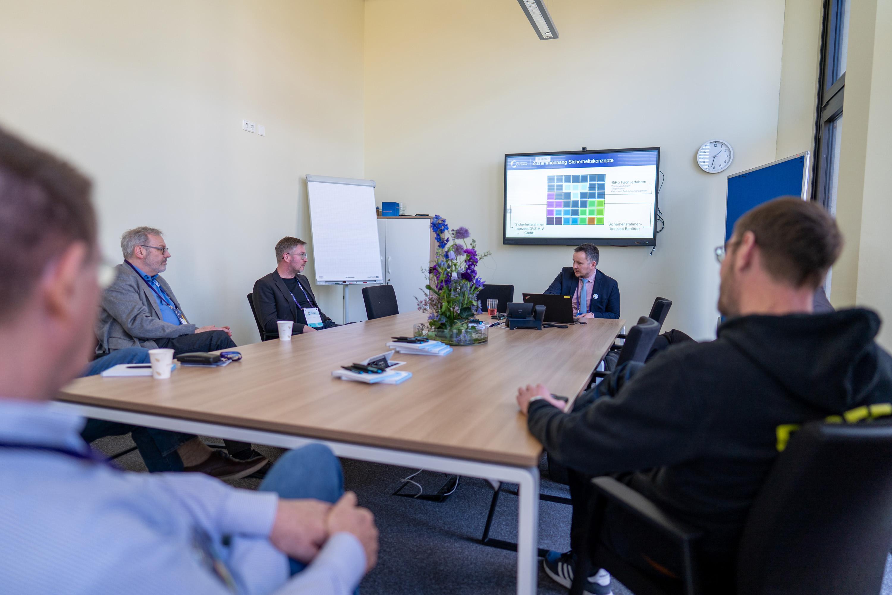 Teilnehmende und Vortragende im Workshop-Raum