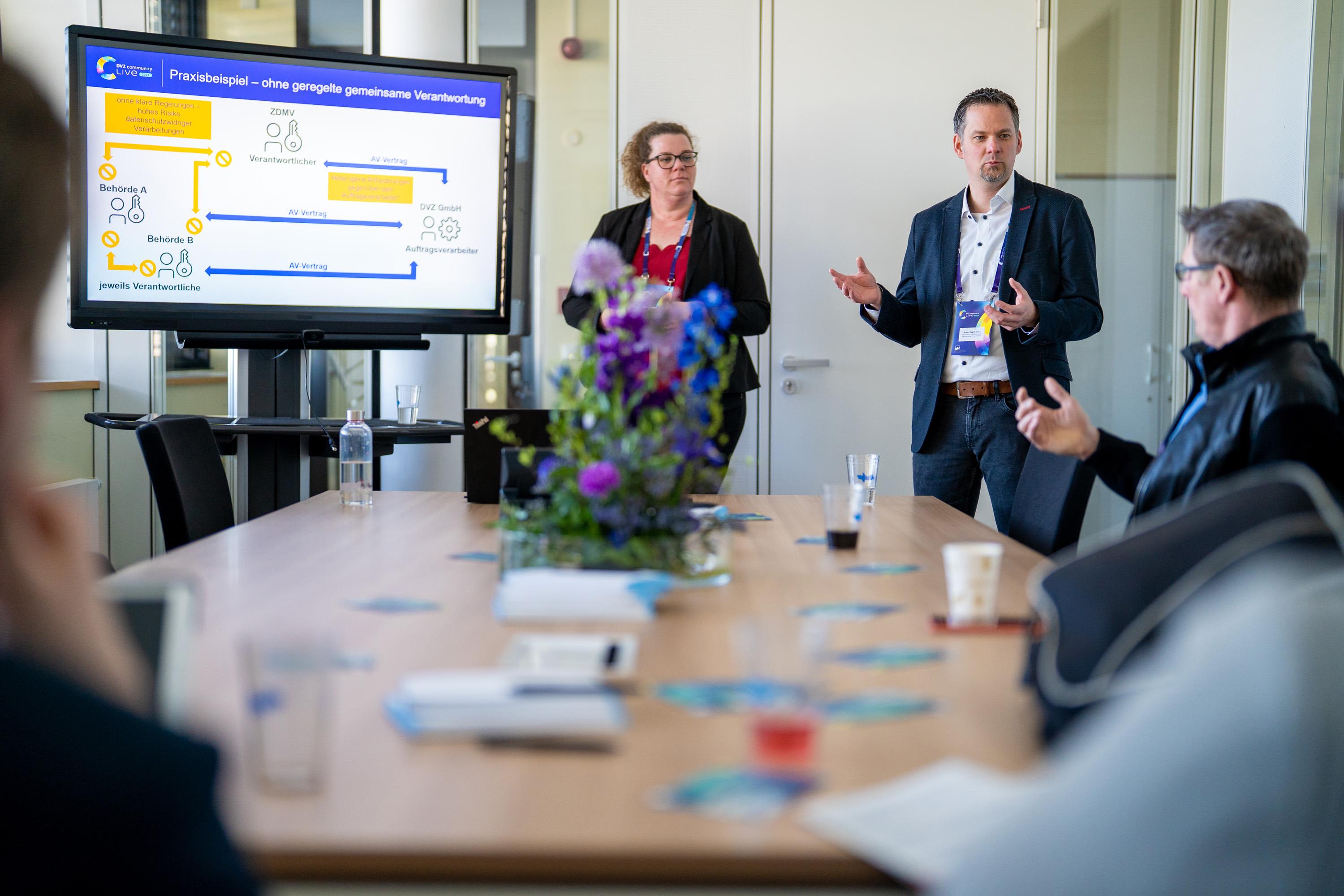 Teilnehmende und Vortragende im Workshop-Raum