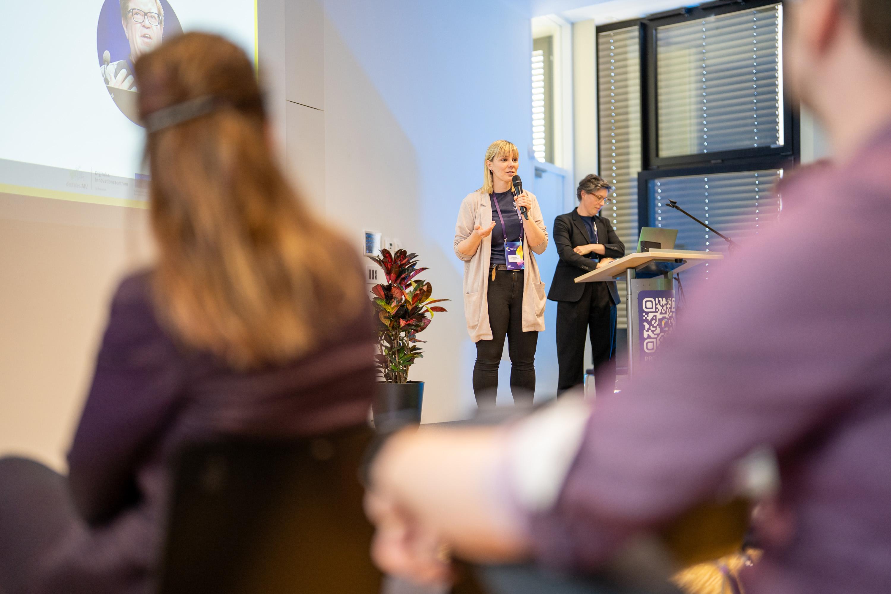 Zwei Speakerinnen auf der Bühne