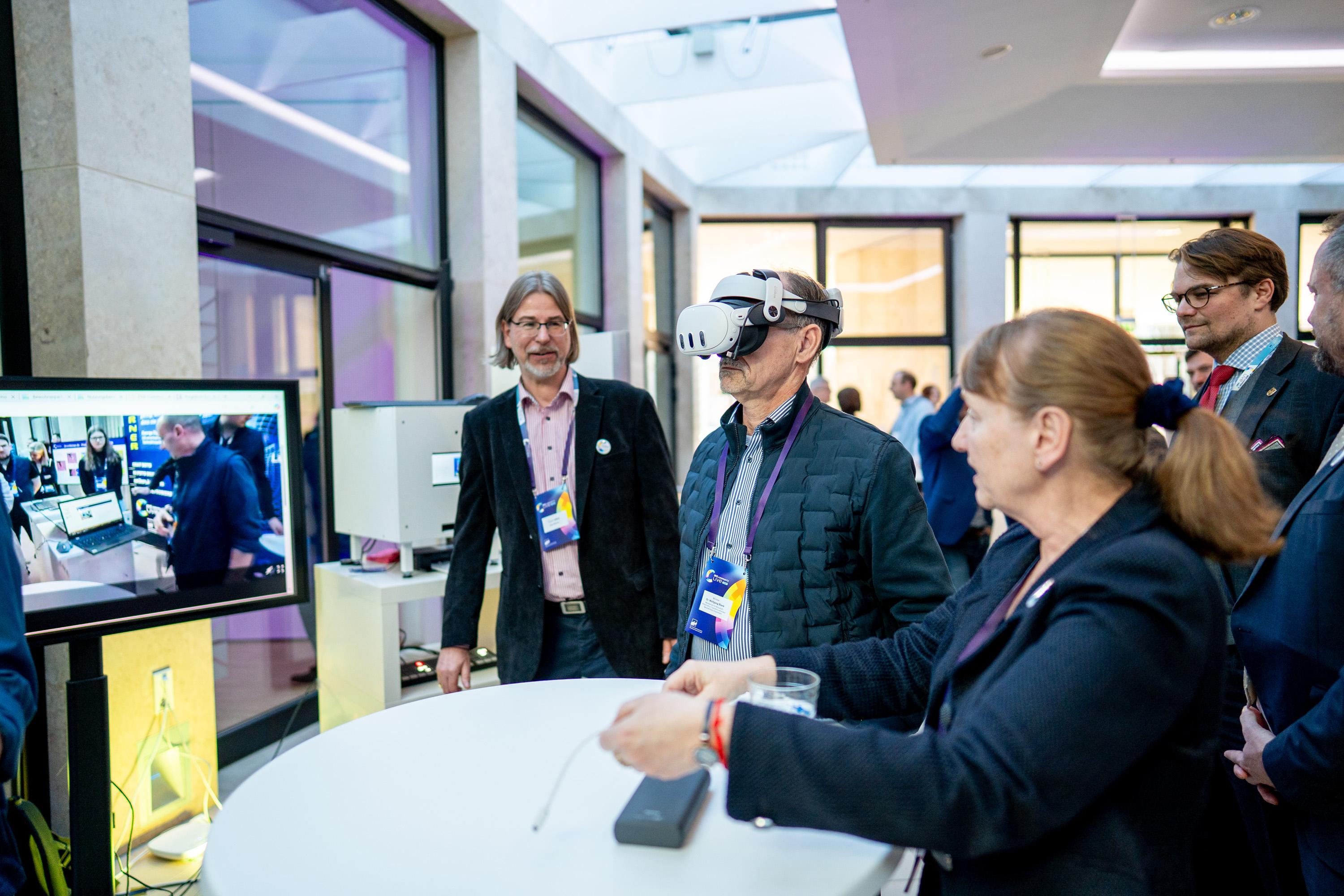 Wolfgang Blank am Stand der Future Corner mit VR-Brille auf