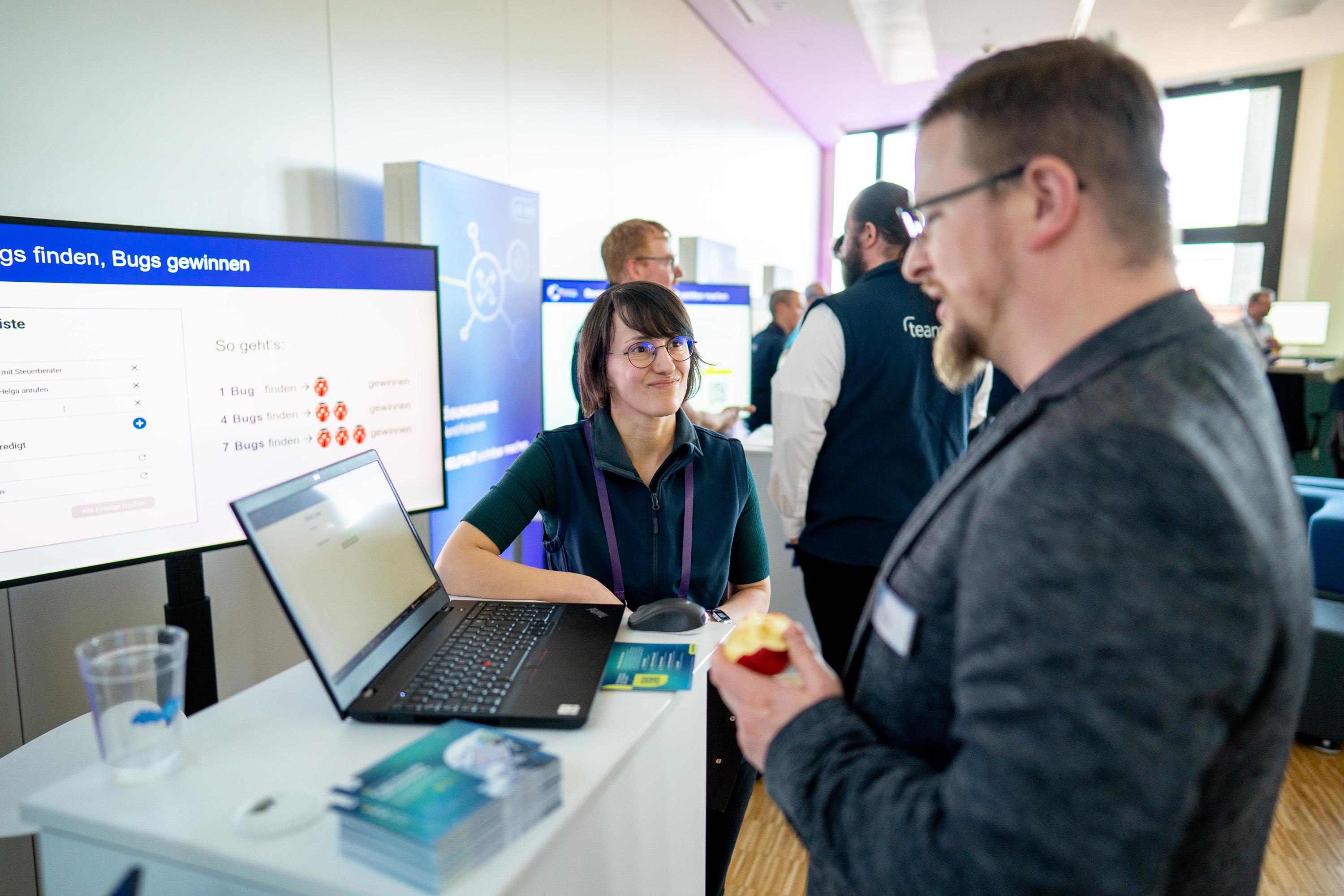 Gespräch am Messestand