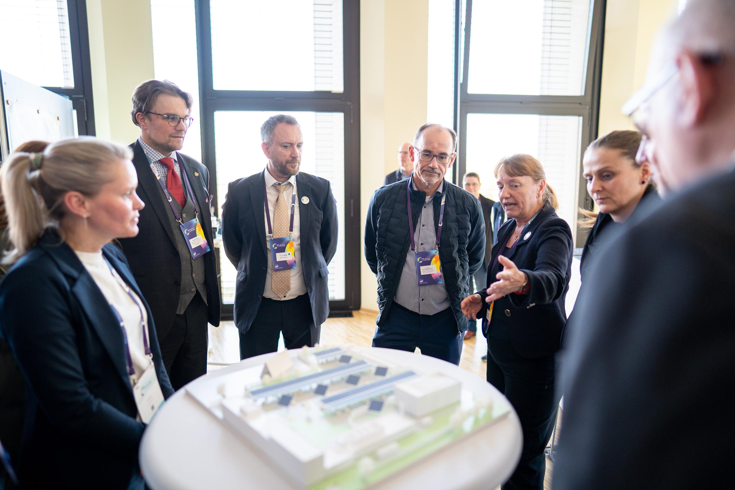 Uta Knöchel erklärt Wolfgang Blank etwas am Messestand