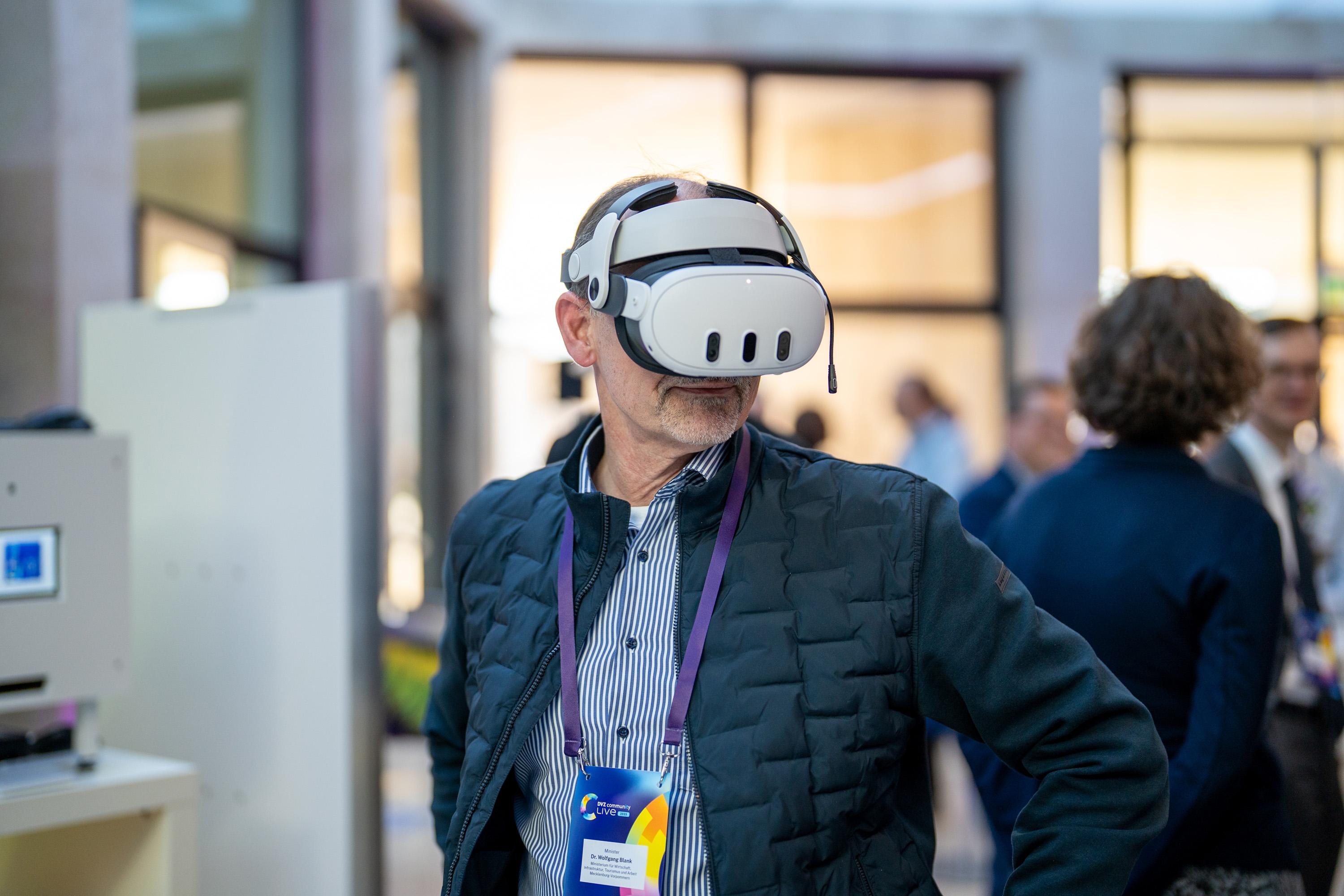 Wolfgang Blank mit VR-Brille