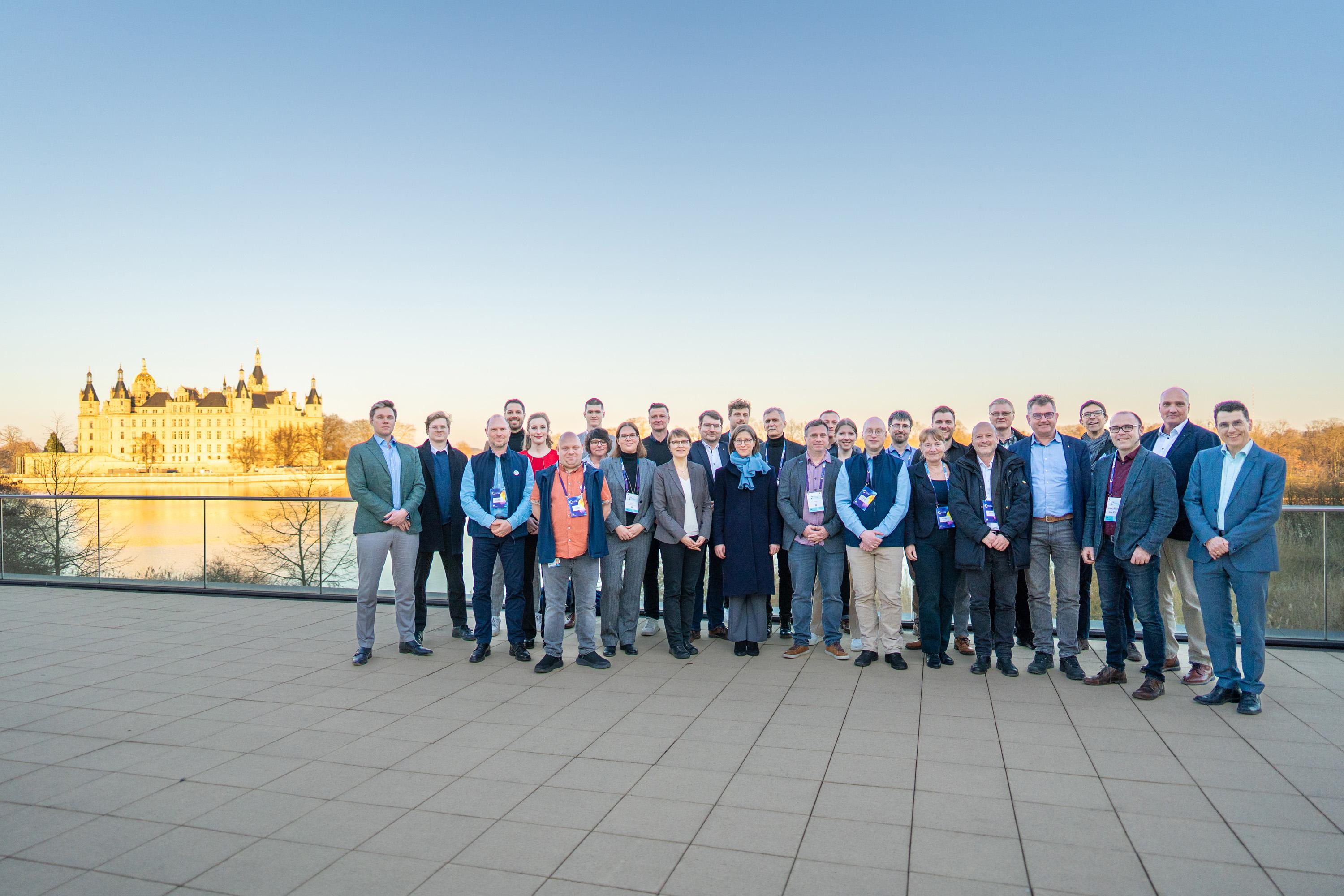 Gruppenfoto der Lenkungsgruppe Bauen und Wohnen auf der Dachterrasse der IHK